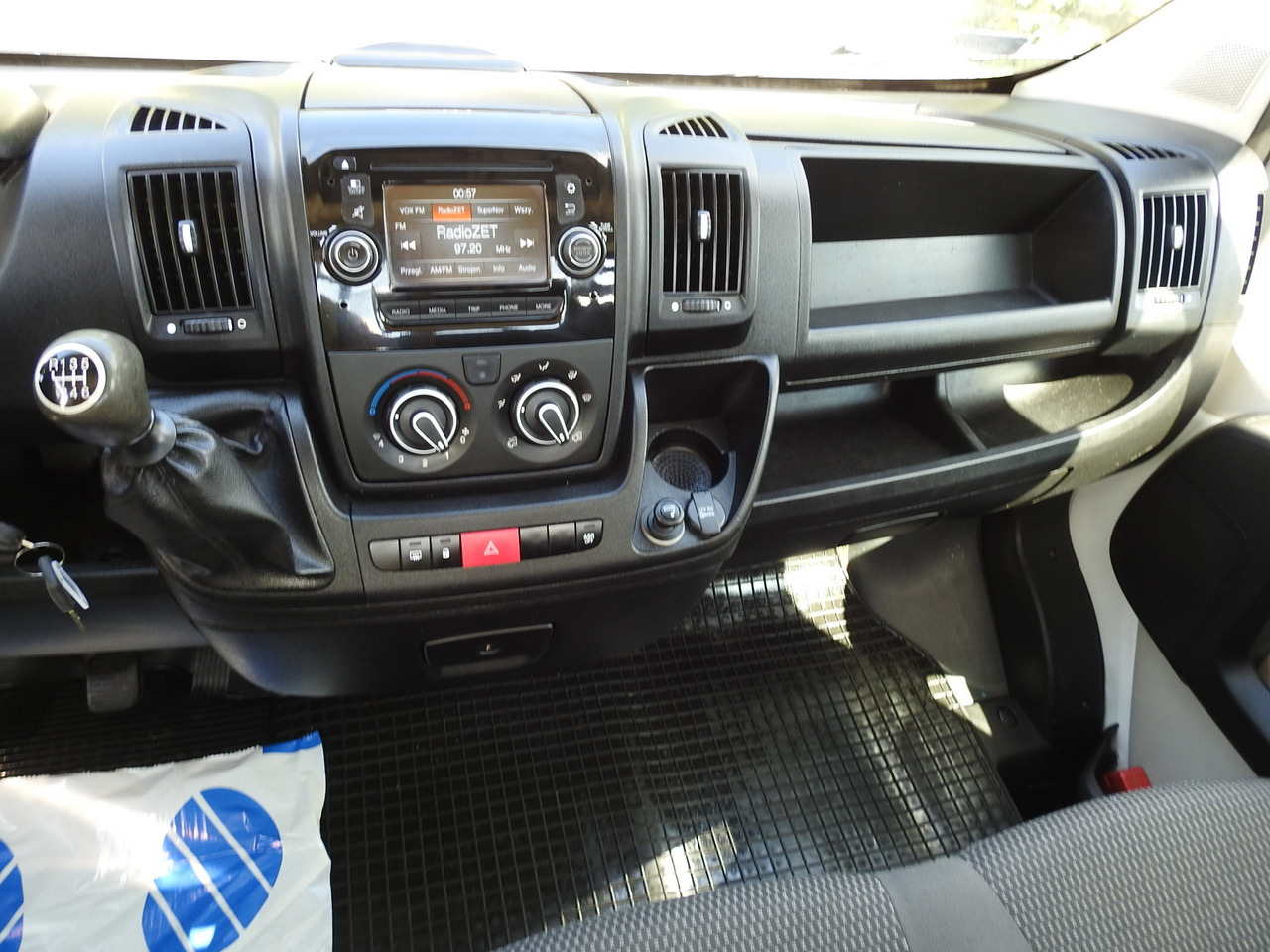 Volquete furgoneta PEUGEOT BOXER THREE-WAY TIPPER  AIR CONDITIONING  130HP: foto 35