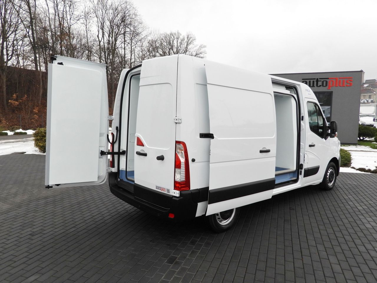 RENAULT MASTER REFRIGERATOR VAN -10*C POWER SUPPLY 230V CRUISE CONTROL NAVIGATION LED LIGHTS AIR CONDITIONING 150HP - Furgoneta frigorifica: foto 3 RENAULT MASTER REFRIGERATOR VAN -10*C POWER SUPPLY 230V CRUISE CONTROL NAVIGATION LED LIGHTS AIR CONDITIONING 150HP - Furgoneta frigorifica: foto 3