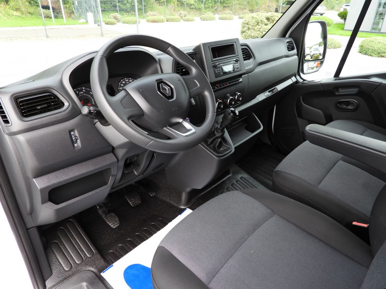 RENAULT MASTER STAKE BODY DOUBLE CABIN DOKA 7 SEATS LED LIGHTS AIR CONDITIONING 145HP - Caja abierta furgoneta: foto 2 RENAULT MASTER STAKE BODY DOUBLE CABIN DOKA 7 SEATS LED LIGHTS AIR CONDITIONING 145HP - Caja abierta furgoneta: foto 2