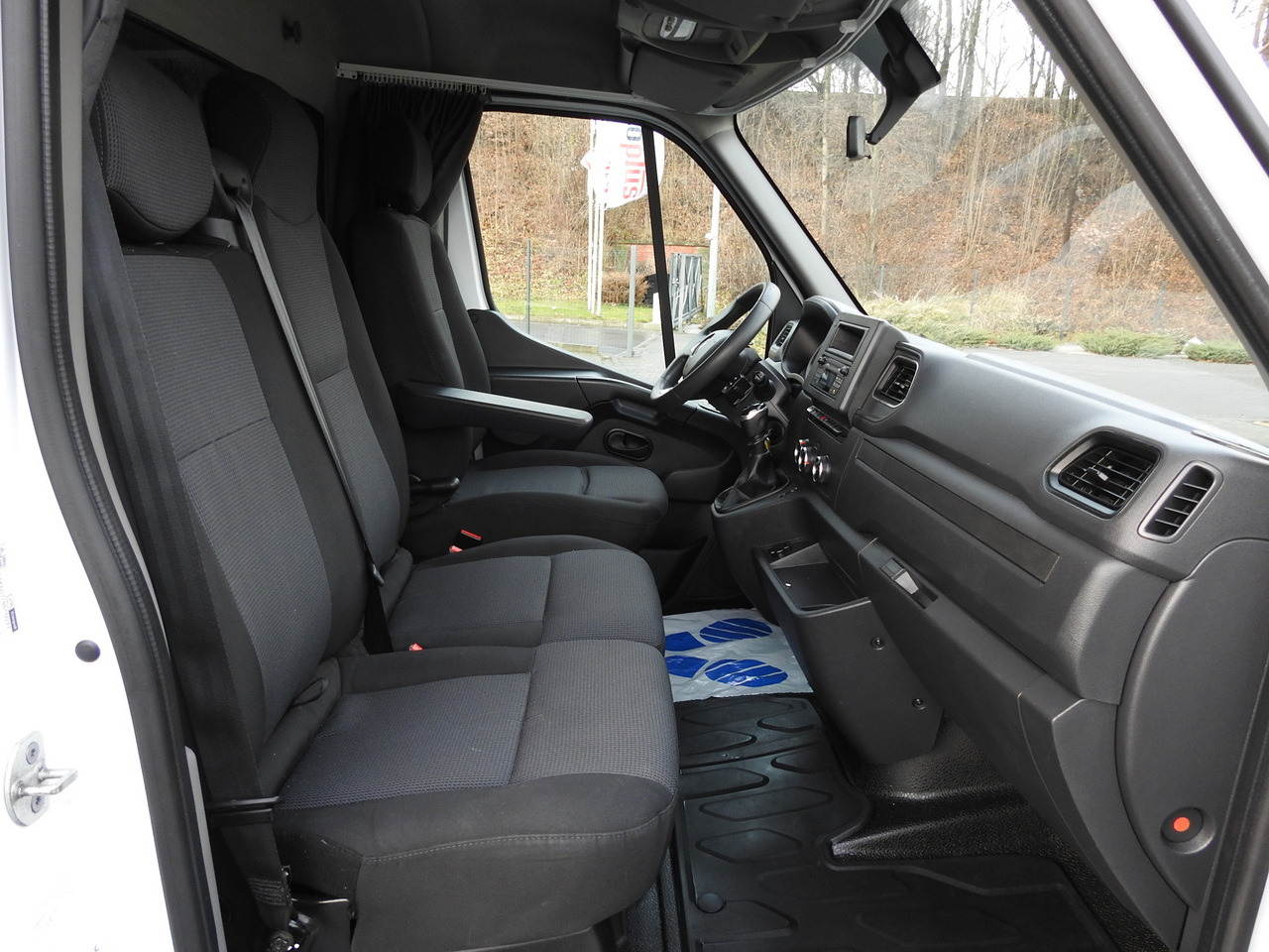 Furgoneta con caja de lona RENAULT MASTER TARPAULIN 10 PALLETS WEBASTO CRUISE CONTROL AIR CONDITIONING LED LIGHTS PNEUMATICS 165HP: foto 37 Furgoneta con caja de lona RENAULT MASTER TARPAULIN 10 PALLETS WEBASTO CRUISE CONTROL AIR CONDITIONING LED LIGHTS PNEUMATICS 165HP: foto 37