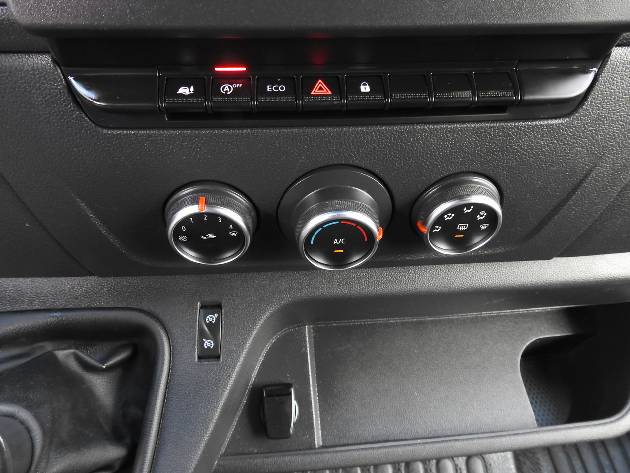 Furgoneta con caja de lona RENAULT MASTER TARPAULIN 10 PALLETS WEBASTO CRUISE CONTROL AIR CONDITIONING LED LIGHTS PNEUMATICS 165HP: foto 36 Furgoneta con caja de lona RENAULT MASTER TARPAULIN 10 PALLETS WEBASTO CRUISE CONTROL AIR CONDITIONING LED LIGHTS PNEUMATICS 165HP: foto 36