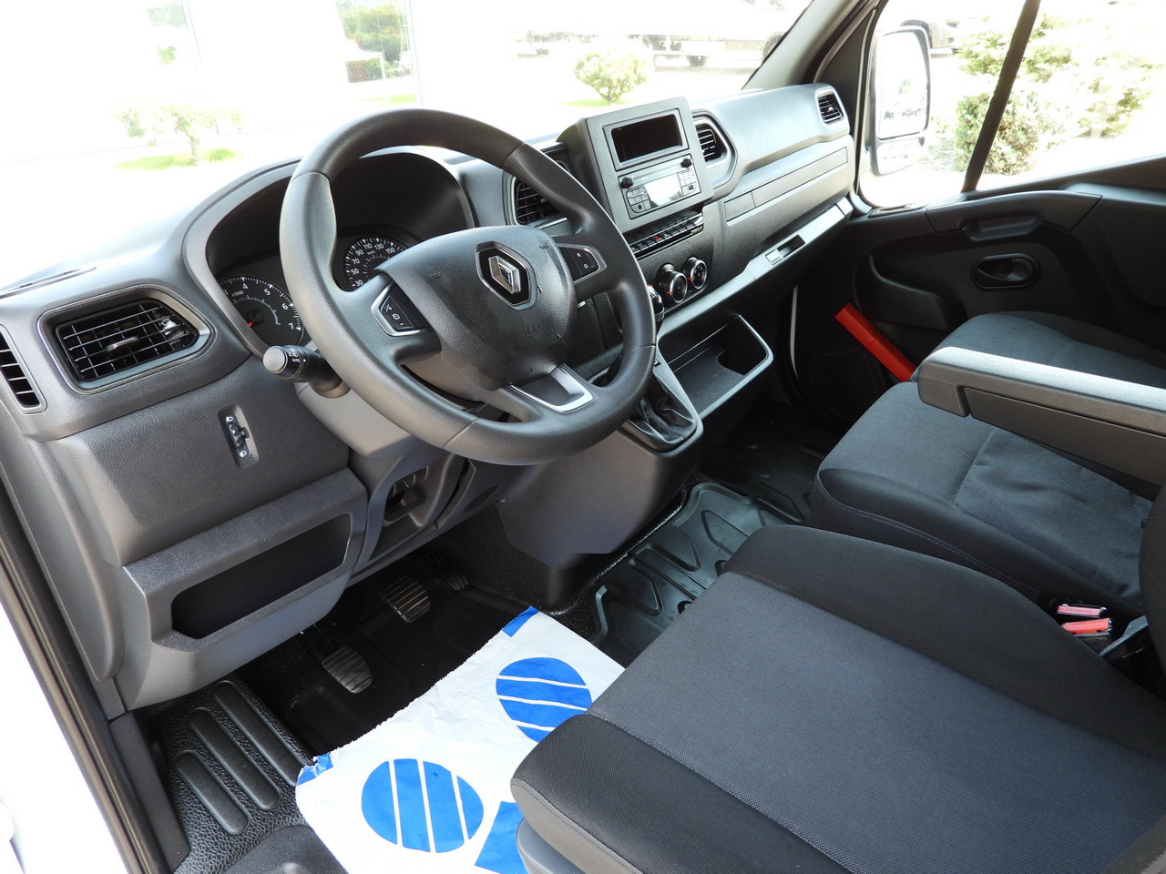 RENAULT MASTER TARPAULIN LIFT 10 PALLETS WEBASTO CRUISE CONTROL LED LIGHTS PNEUMATICS AIR CONDITIONING 165HP - Furgoneta con caja de lona: foto 2 RENAULT MASTER TARPAULIN LIFT 10 PALLETS WEBASTO CRUISE CONTROL LED LIGHTS PNEUMATICS AIR CONDITIONING 165HP - Furgoneta con caja de lona: foto 2