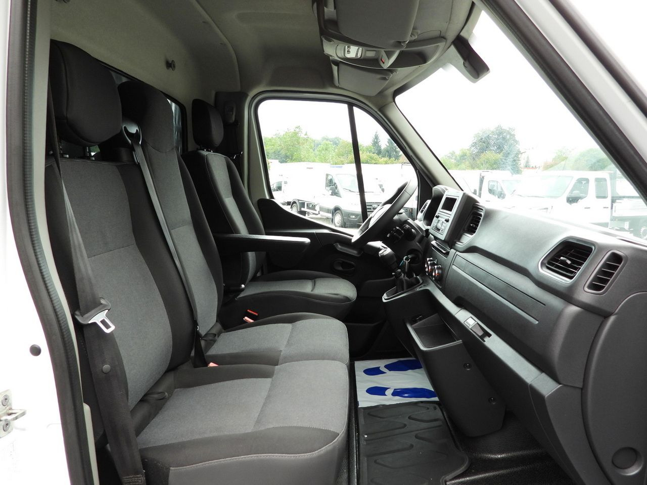 Furgoneta con caja de lona RENAULT MASTER TARPAULIN LIFT 9 PALLETS WEBASTO CRUISE CONTROL LED LIGHTS PNEUMATICS AIR CONDITIONING  165HP: foto 42