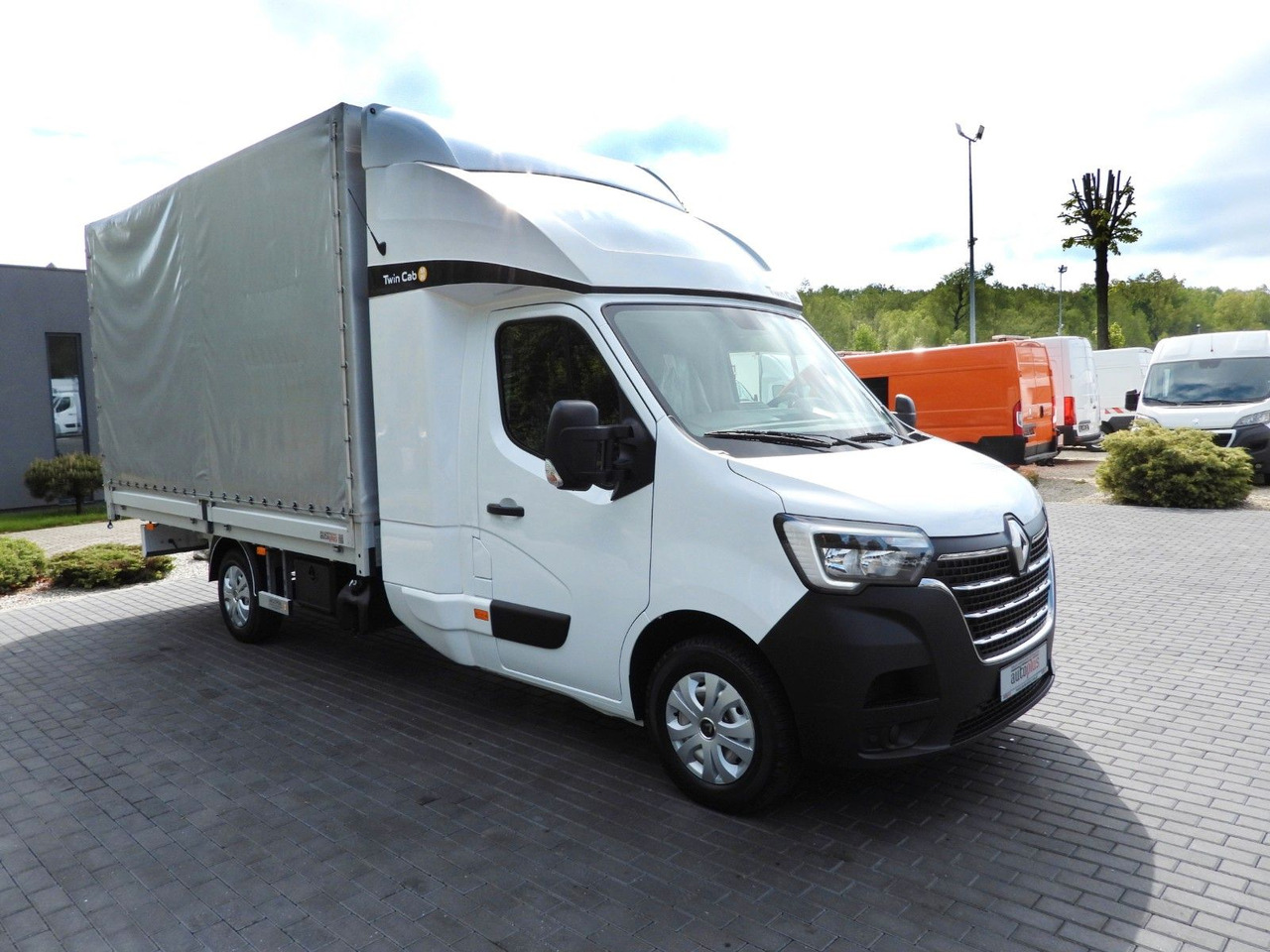 Renault MASTER PRITSCHE PLANE 8 PALETTEN TEMPOMAT A/C - Furgoneta con caja de lona, Furgoneta combi: foto 4 Renault MASTER PRITSCHE PLANE 8 PALETTEN TEMPOMAT A/C - Furgoneta con caja de lona, Furgoneta combi: foto 4