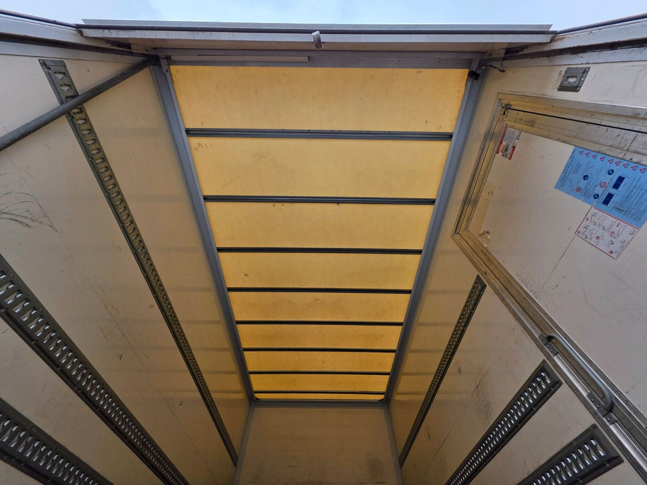 Furgoneta caja cerrada FUSO Canter 9C18 / Ladebordwand / 3 Sitzen: foto 21