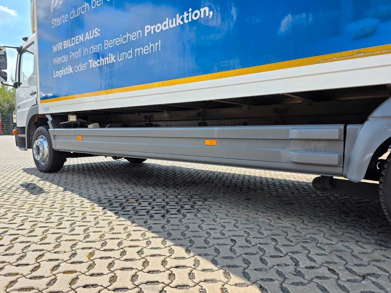 Camión caja cerrada Mercedes-Benz Atego 1218 / Ladebordwand: foto 18 Camión caja cerrada Mercedes-Benz Atego 1218 / Ladebordwand: foto 18