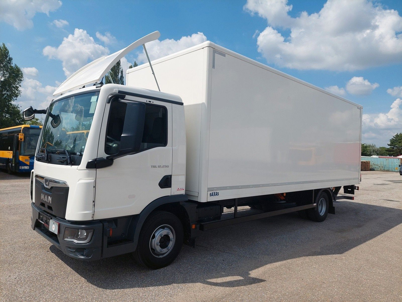 MAN TGL 12.250 BL CH 4x2 LBW 17 Palleten - Camión caja cerrada: foto 1 MAN TGL 12.250 BL CH 4x2 LBW 17 Palleten - Camión caja cerrada: foto 1