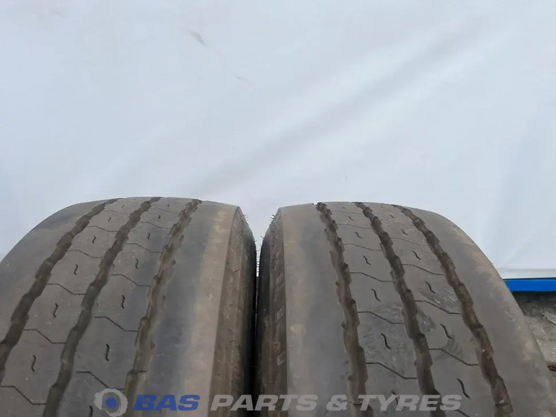 Goodyear Goodyear 245/70R17.5 KMAX T G2 143/146 J M+S 3PMSF gebruikte set - Neumático para Camión: foto 2 Goodyear Goodyear 245/70R17.5 KMAX T G2 143/146 J M+S 3PMSF gebruikte set - Neumático para Camión: foto 2
