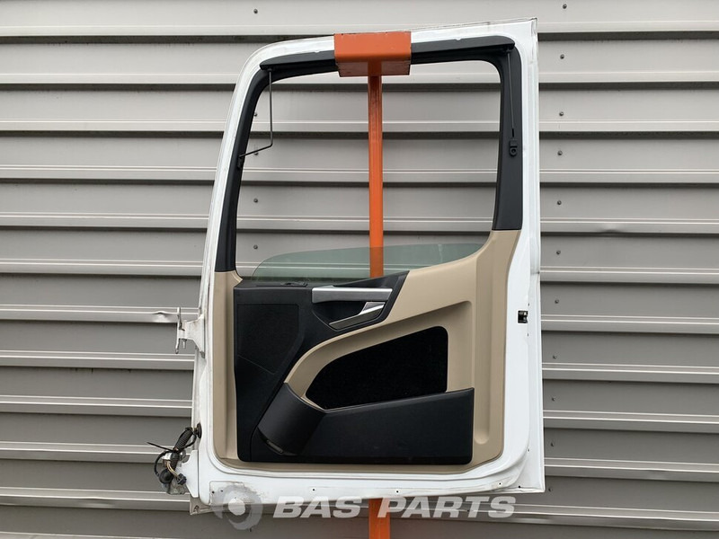 Mercedes-Benz Actros MP4 - Puerta y piezas para Camión: foto 2 Mercedes-Benz Actros MP4 - Puerta y piezas para Camión: foto 2