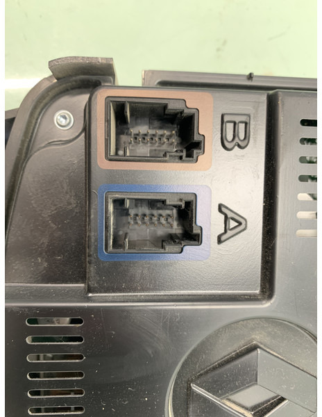 Renault T-Serie Instrumentenpaneel Renault 7421627137 - Salpicadero para Camión: foto 3 Renault T-Serie Instrumentenpaneel Renault 7421627137 - Salpicadero para Camión: foto 3