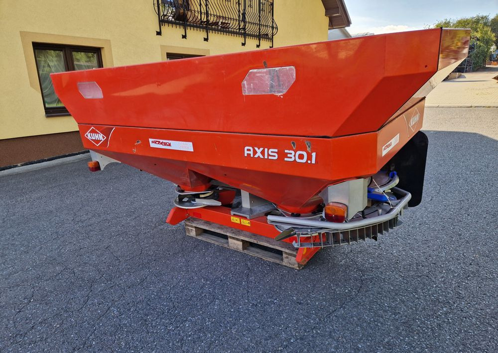 Rozsiewacz nawozów Kuhn AXIS 30,1 2008 Rozsiewacz KUHN RAUCH - Esparcidor de fertilizantes: foto 5 Rozsiewacz nawozów Kuhn AXIS 30,1 2008 Rozsiewacz KUHN RAUCH - Esparcidor de fertilizantes: foto 5