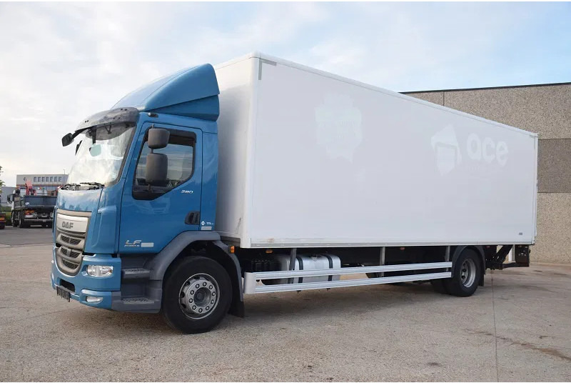 DAF LF 280 - Camión caja cerrada: foto 3 DAF LF 280 - Camión caja cerrada: foto 3
