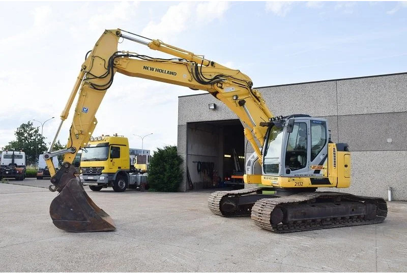 New Holland Kobelco E235B SR-LCT - Excavadora de cadenas: foto 2 New Holland Kobelco E235B SR-LCT - Excavadora de cadenas: foto 2