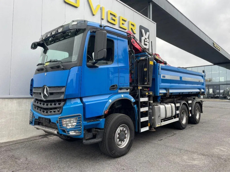 Mercedes-Benz Arocs 3342 *6x6*meegestuurd as*2zijdige kipper*Airco*Bluetooth - Camión volquete, Camión grúa: foto 1 Mercedes-Benz Arocs 3342 *6x6*meegestuurd as*2zijdige kipper*Airco*Bluetooth - Camión volquete, Camión grúa: foto 1