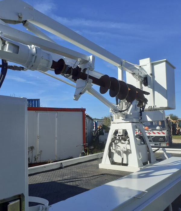 Camion tarieres Plantation Poteaux France Telecom - Camión caja abierta, Camión grúa: foto 4 Camion tarieres Plantation Poteaux France Telecom - Camión caja abierta, Camión grúa: foto 4