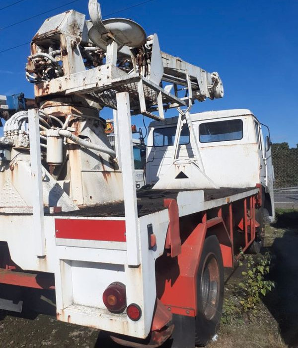 Camion tarieres Plantation Poteaux France Telecom - Camión caja abierta, Camión grúa: foto 1 Camion tarieres Plantation Poteaux France Telecom - Camión caja abierta, Camión grúa: foto 1