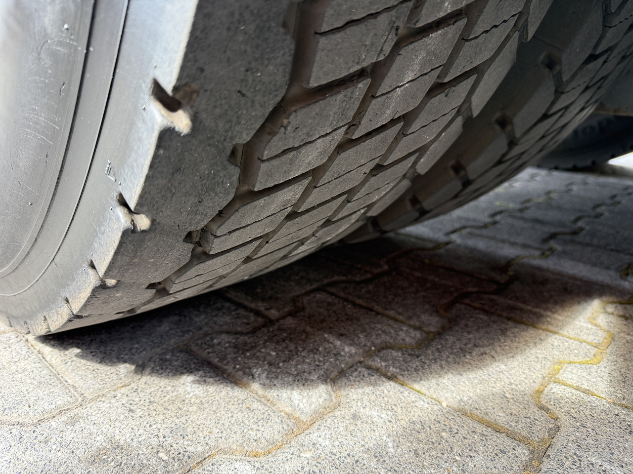 Mercedes-Benz Actros 1842LS Kran HMF 2020 bis 18 Meter - Cabeza tractora: foto 3 Mercedes-Benz Actros 1842LS Kran HMF 2020 bis 18 Meter - Cabeza tractora: foto 3