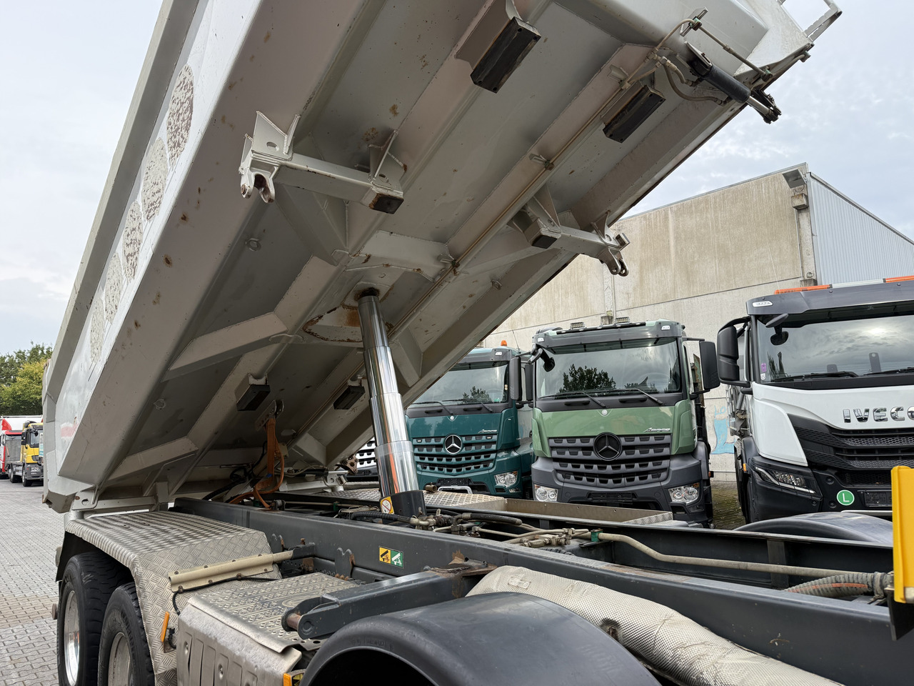 Mercedes-Benz Arocs 3245 K 8X4 - Camión volquete: foto 2 Mercedes-Benz Arocs 3245 K 8X4 - Camión volquete: foto 2