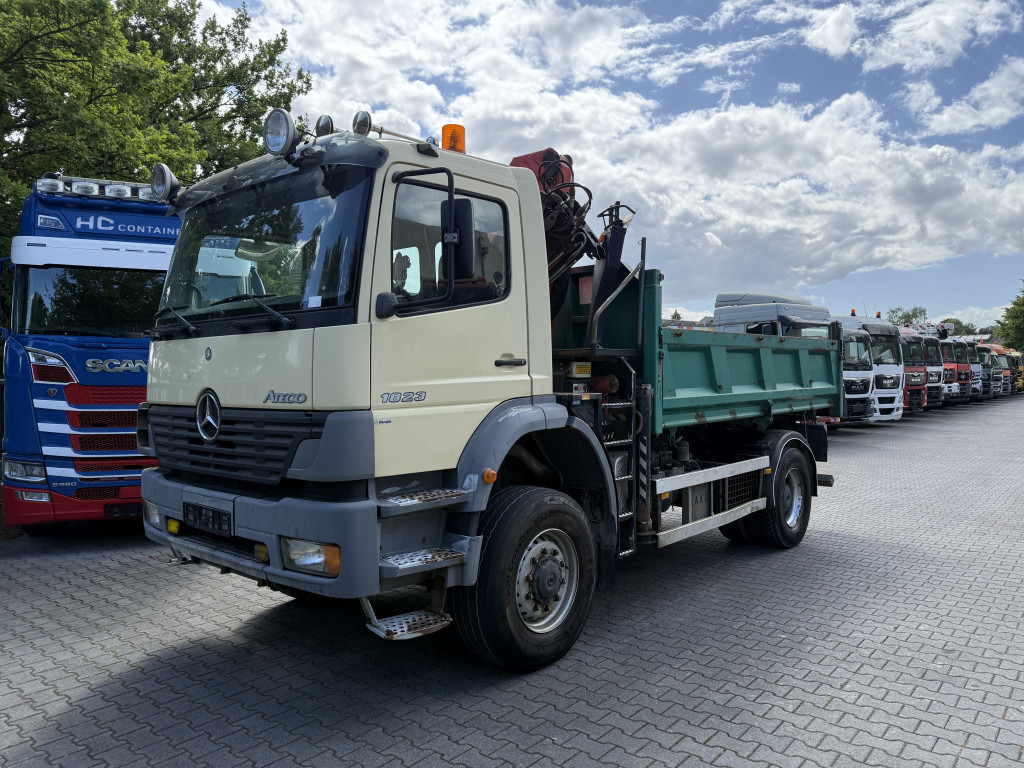 Mercedes-Benz Atego 1823 AK 4X4 Kipper Kran Palfinger PK10000 - Camión grúa, Camión volquete: foto 1 Mercedes-Benz Atego 1823 AK 4X4 Kipper Kran Palfinger PK10000 - Camión grúa, Camión volquete: foto 1