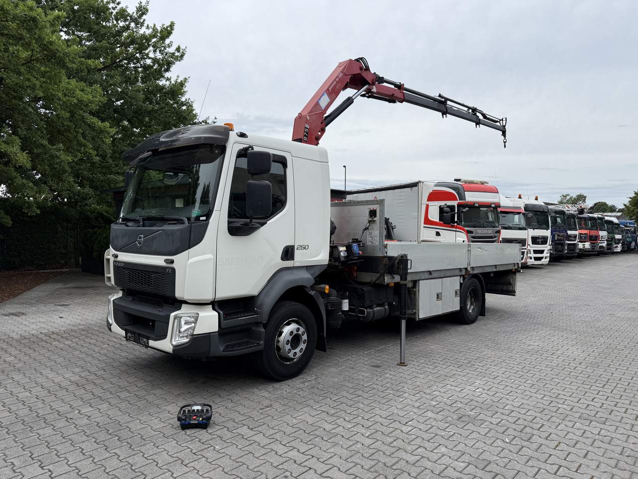 Volvo FL250.16 HMF 875 K3 - Camión caja abierta, Camión grúa: foto 1 Volvo FL250.16 HMF 875 K3 - Camión caja abierta, Camión grúa: foto 1