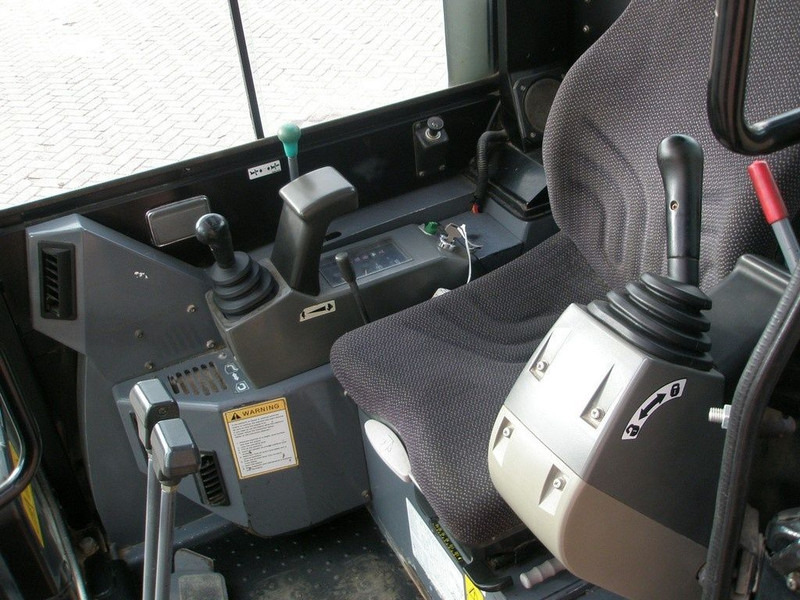 Miniexcavadora Takeuchi TB23R: foto 6