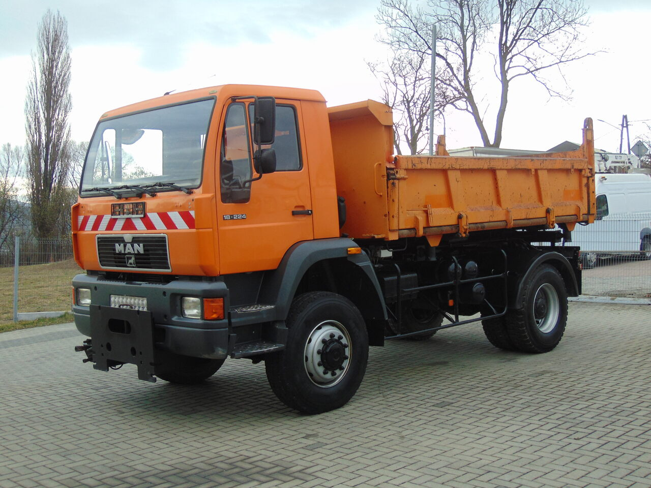 MAN 18-224 4x4 KIPER - Camión volquete: foto 1 MAN 18-224 4x4 KIPER - Camión volquete: foto 1