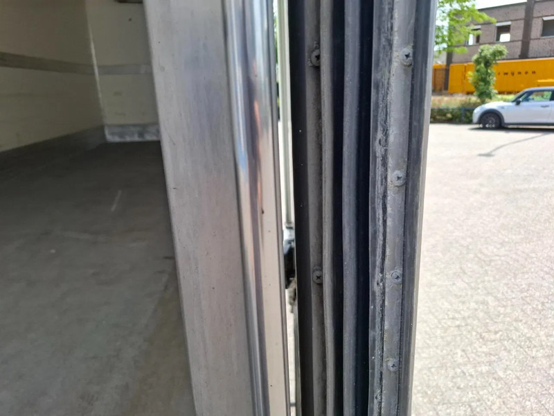 Camión isotérmico Iveco EuroCargo 120 / COOL TRUCK / CARRIER XARIOS 600 / PLATFORM 2000KG / ONLY:340634 KM / AIRCO / MANUAL / EURO-6 / 2014: foto 17 Camión isotérmico Iveco EuroCargo 120 / COOL TRUCK / CARRIER XARIOS 600 / PLATFORM 2000KG / ONLY:340634 KM / AIRCO / MANUAL / EURO-6 / 2014: foto 17