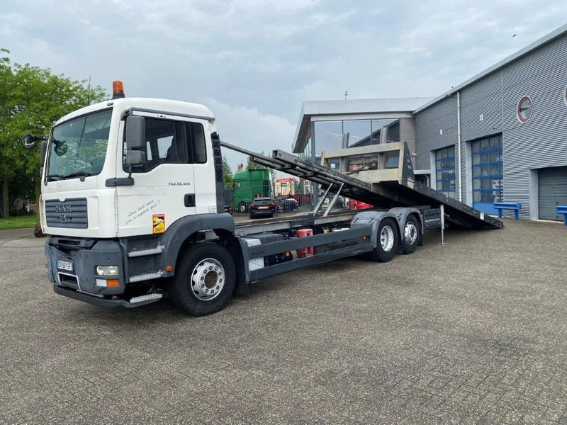 MAN TGA26.320 / SLIDING PLATEAU / WINCH / LIFT AXLE / MACHINE CARRIER / MANUAL / EURO-4 / 2007 - Camión caja abierta: foto 1 MAN TGA26.320 / SLIDING PLATEAU / WINCH / LIFT AXLE / MACHINE CARRIER / MANUAL / EURO-4 / 2007 - Camión caja abierta: foto 1
