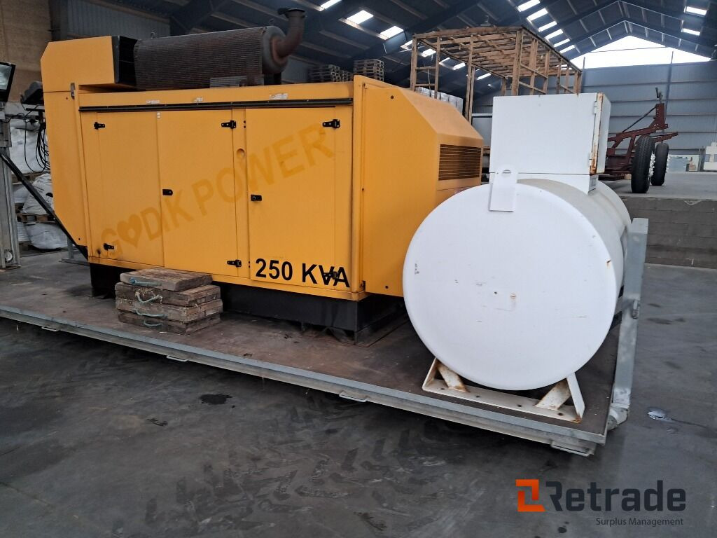 Komplet mobilt 250 KVA generator anlæg på lad med 2700L tank og byggetavle - Maquinaria de construcción: foto 4 Komplet mobilt 250 KVA generator anlæg på lad med 2700L tank og byggetavle - Maquinaria de construcción: foto 4