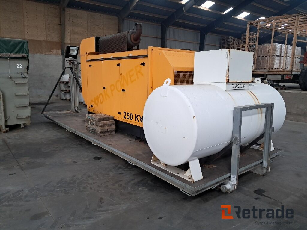 Komplet mobilt 250 KVA generator anlæg på lad med 2700L tank og byggetavle - Maquinaria de construcción: foto 3 Komplet mobilt 250 KVA generator anlæg på lad med 2700L tank og byggetavle - Maquinaria de construcción: foto 3