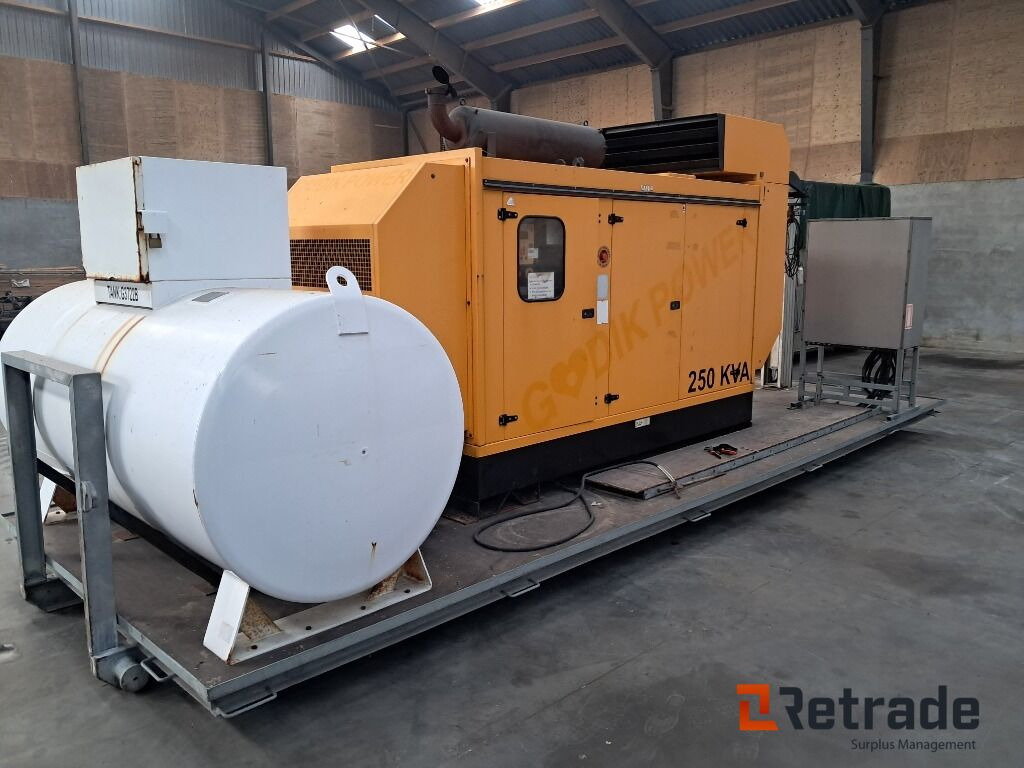 Komplet mobilt 250 KVA generator anlæg på lad med 2700L tank og byggetavle - Maquinaria de construcción: foto 5 Komplet mobilt 250 KVA generator anlæg på lad med 2700L tank og byggetavle - Maquinaria de construcción: foto 5