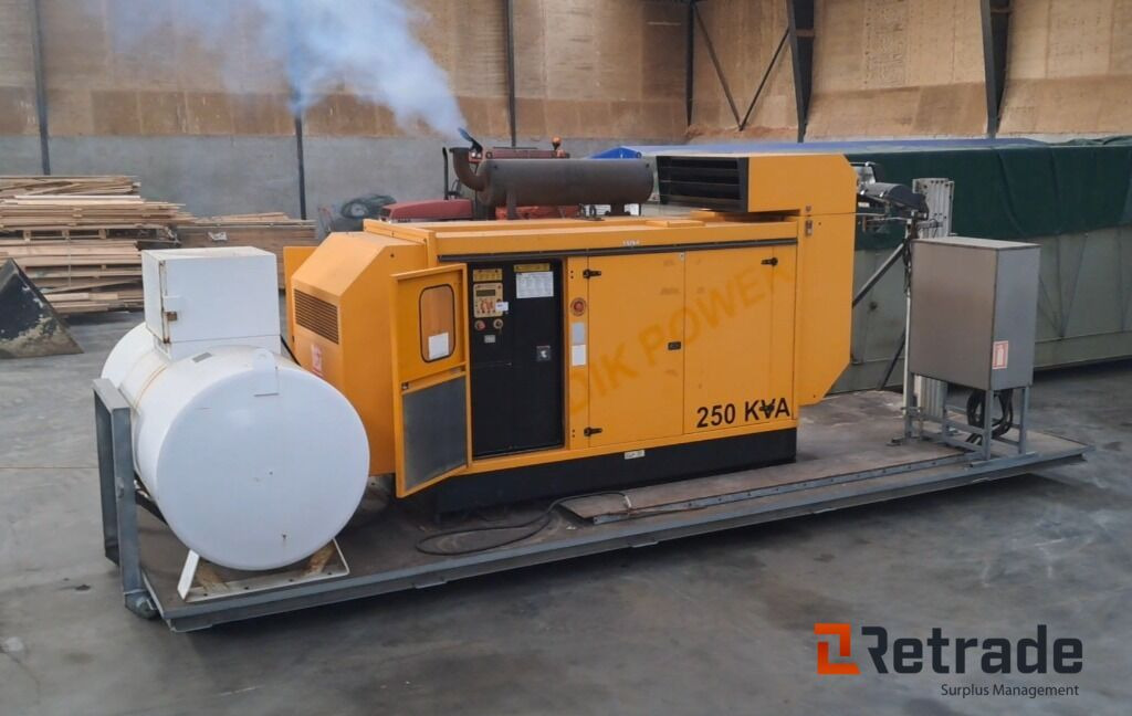 Komplet mobilt 250 KVA generator anlæg på lad med 2700L tank og byggetavle - Maquinaria de construcción: foto 1 Komplet mobilt 250 KVA generator anlæg på lad med 2700L tank og byggetavle - Maquinaria de construcción: foto 1