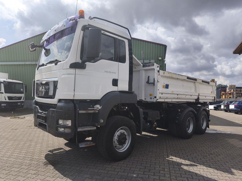 MAN TGS 26.400 6x6 GL Meiller Dreiseitenkipper Bordmatik Plane Euro - Camión volquete: foto 3 MAN TGS 26.400 6x6 GL Meiller Dreiseitenkipper Bordmatik Plane Euro - Camión volquete: foto 3