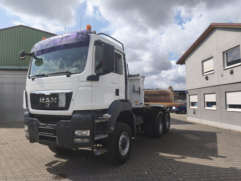 MAN TGS 26.400 6x6 GL Meiller Dreiseitenkipper Bordmatik Plane Euro - Camión volquete: foto 1 MAN TGS 26.400 6x6 GL Meiller Dreiseitenkipper Bordmatik Plane Euro - Camión volquete: foto 1