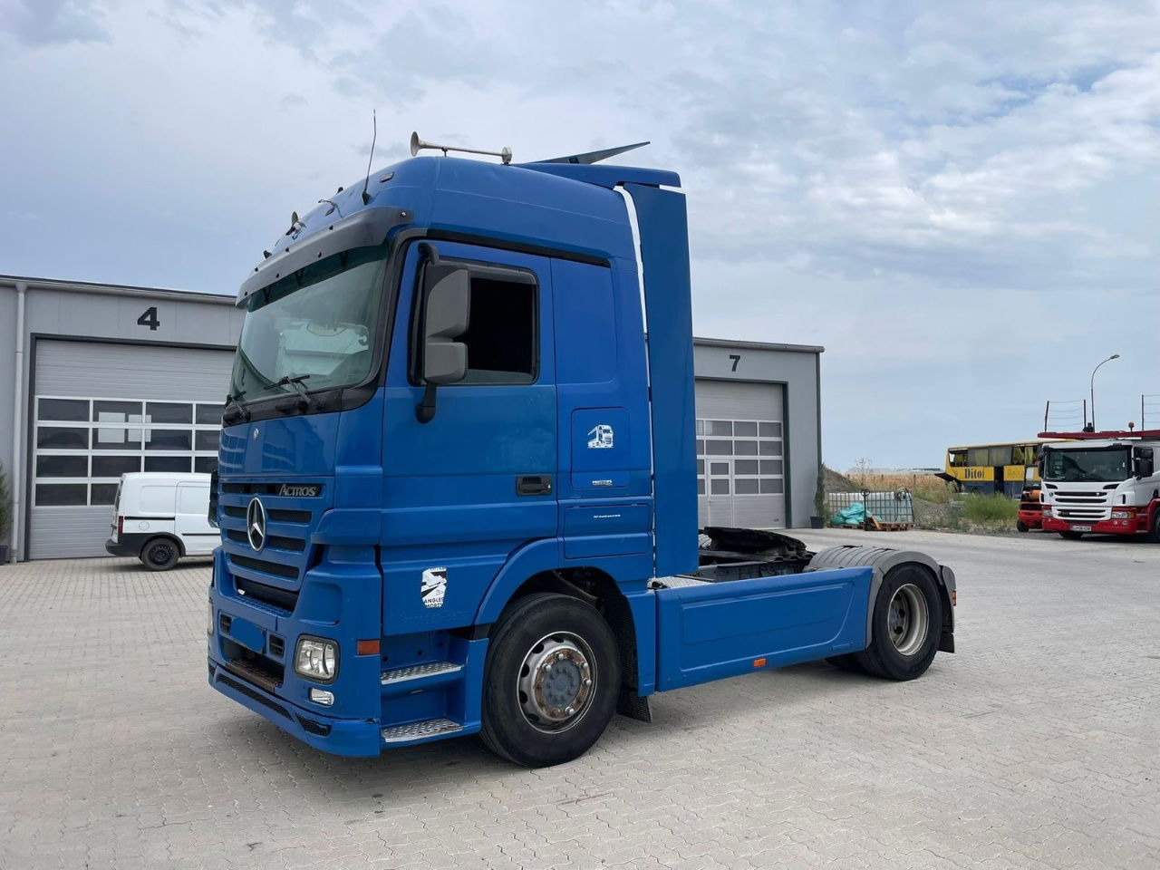 Mercedes-Benz Actros 1844 4x2 tractor unit - retarder - Cabeza tractora: foto 1 Mercedes-Benz Actros 1844 4x2 tractor unit - retarder - Cabeza tractora: foto 1