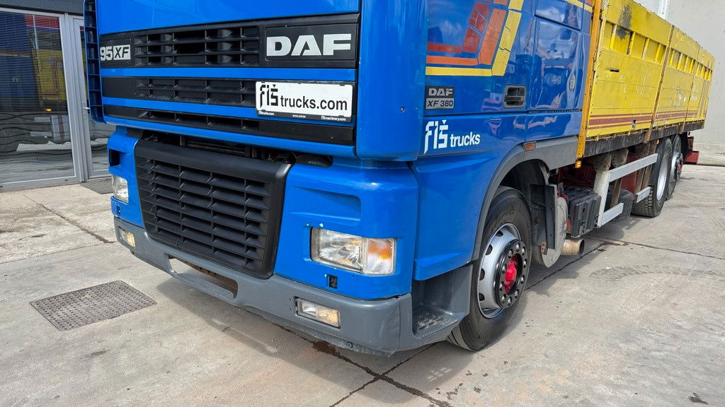 DAF XF 95.380 6X2 stake body - air condition - Camión caja abierta: foto 2 DAF XF 95.380 6X2 stake body - air condition - Camión caja abierta: foto 2