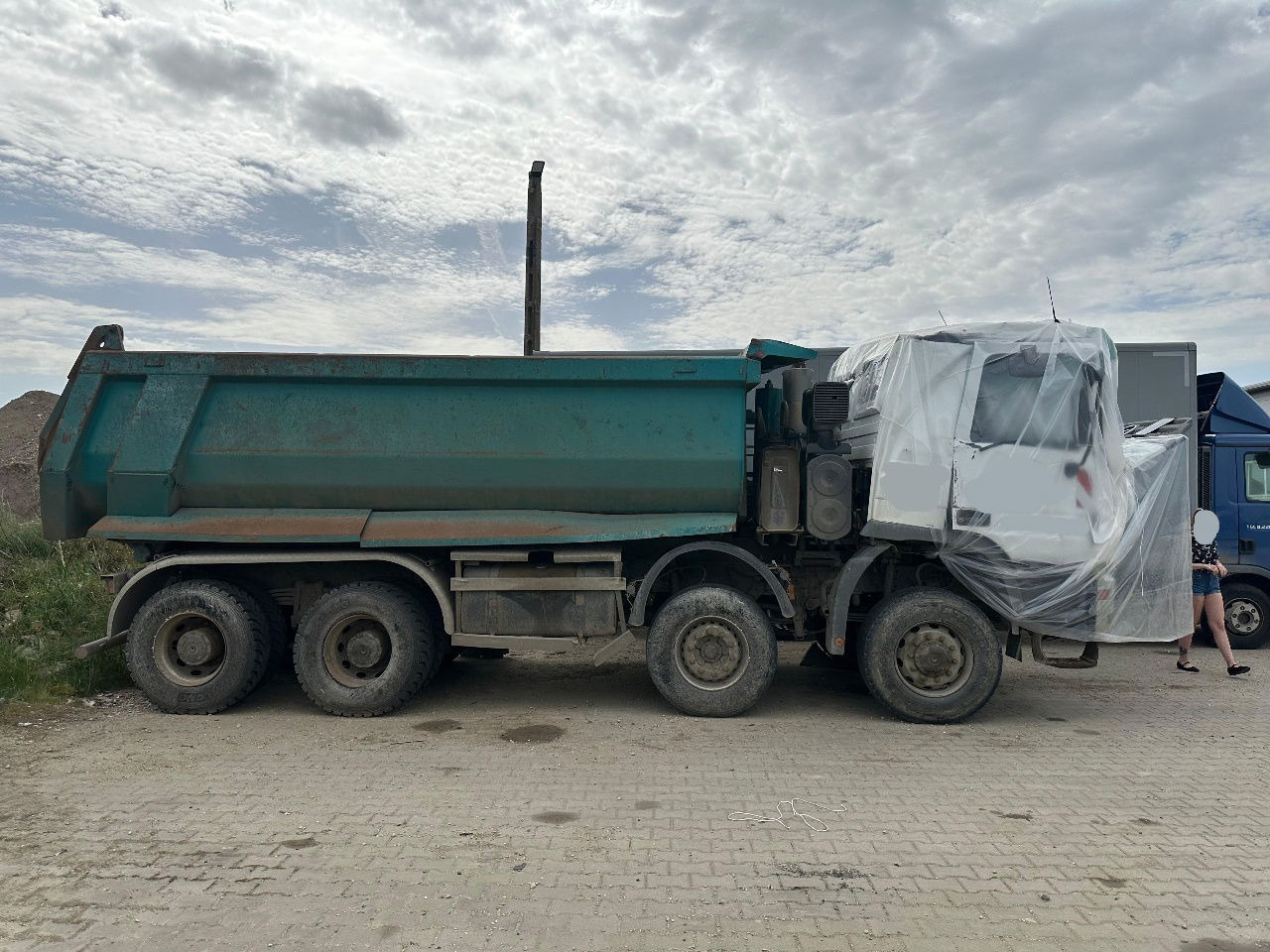 Mercedes-Benz Actros 4141 K 8x6 mulda tipper - damaged - Camión volquete: foto 3 Mercedes-Benz Actros 4141 K 8x6 mulda tipper - damaged - Camión volquete: foto 3