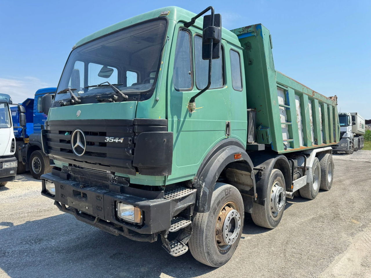Mercedes-Benz SK 3235 8X4 tipper - V8 - Camión volquete: foto 1 Mercedes-Benz SK 3235 8X4 tipper - V8 - Camión volquete: foto 1