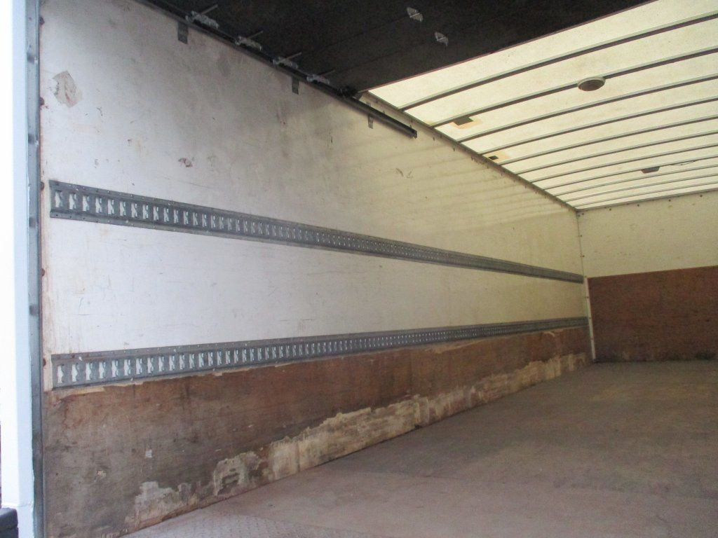 Camión caja cerrada DAF  CF 75.310: foto 8