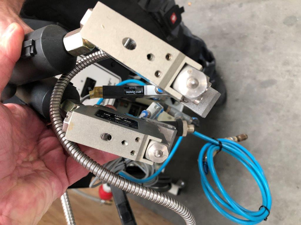 Dynatec Quattro Challenger glue melter with two application nozzles Dy 2002 control unit for 8 channels - Máquina de impresión: foto 3 Dynatec Quattro Challenger glue melter with two application nozzles Dy 2002 control unit for 8 channels - Máquina de impresión: foto 3