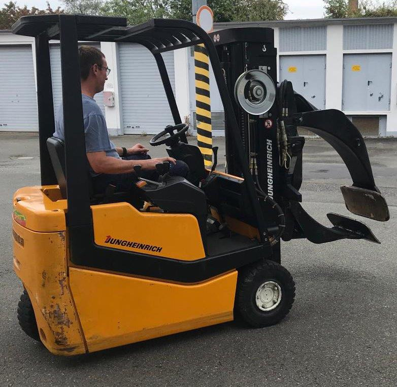Three-wheel electric front loader Jungheinrich EFG DF 15 with duplex mast and Meyer roller clamp - Carretilla elevadora eléctrica: foto 5 Three-wheel electric front loader Jungheinrich EFG DF 15 with duplex mast and Meyer roller clamp - Carretilla elevadora eléctrica: foto 5