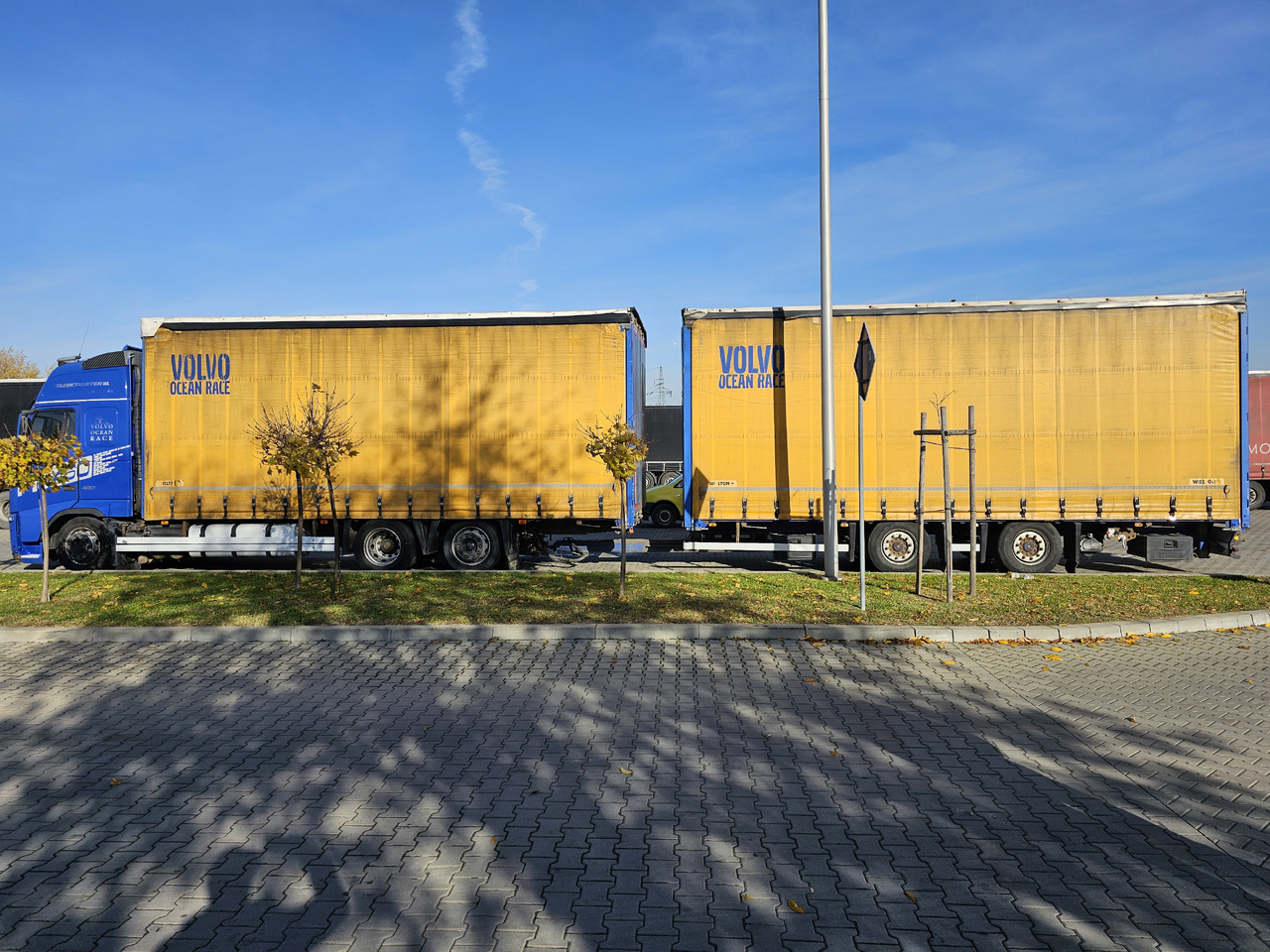 VOLVO FH460 ZESTAW TANDEM 120 M3 PRZEJAZDOWY + PRZYCZEPA FIRANKA SAF - Camión lona: foto 2 VOLVO FH460 ZESTAW TANDEM 120 M3 PRZEJAZDOWY + PRZYCZEPA FIRANKA SAF - Camión lona: foto 2