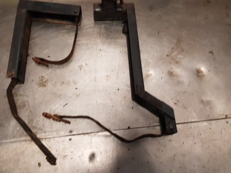 Case 5140, 5120, 5130, Fuel Tank Bracket Kit 1534442c1, 1534445c1 - Depósito de combustible: foto 5 Case 5140, 5120, 5130, Fuel Tank Bracket Kit 1534442c1, 1534445c1 - Depósito de combustible: foto 5