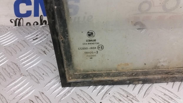 Ford New Holland Cab Low Panel Glass With Frame Rh 83931985 E2nn94000r68aa - Ventana y piezas para Tractor: foto 2 Ford New Holland Cab Low Panel Glass With Frame Rh 83931985 E2nn94000r68aa - Ventana y piezas para Tractor: foto 2