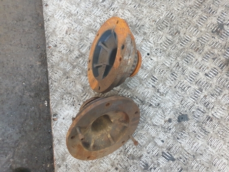 John Deere 6400 Pair Of Rear Axle Differential Bearing Housing Al112560, L77137 - Diferencial para Tractor: foto 4 John Deere 6400 Pair Of Rear Axle Differential Bearing Housing Al112560, L77137 - Diferencial para Tractor: foto 4