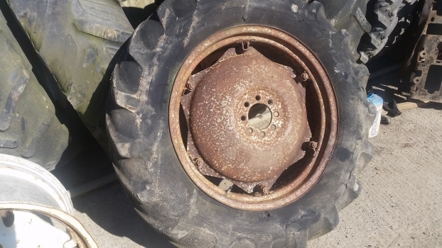 Massey Ferguson 135 Rear Wheel And Tyre 12.4/11-28. 1please Check By The Photos - Rueda completa para Tractor: foto 1 Massey Ferguson 135 Rear Wheel And Tyre 12.4/11-28. 1please Check By The Photos - Rueda completa para Tractor: foto 1
