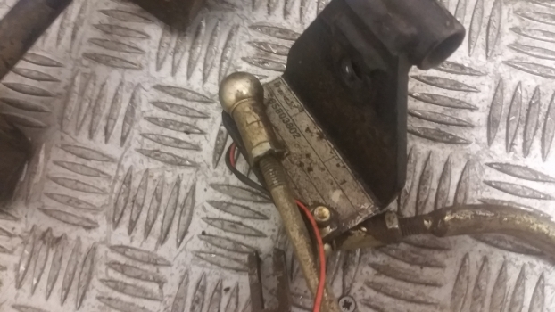 New Holland Backhoe Control Levers (85803802, 85803784) And Assy (85804899) - Cabina e interior para Retroexcavadora: foto 4 New Holland Backhoe Control Levers (85803802, 85803784) And Assy (85804899) - Cabina e interior para Retroexcavadora: foto 4