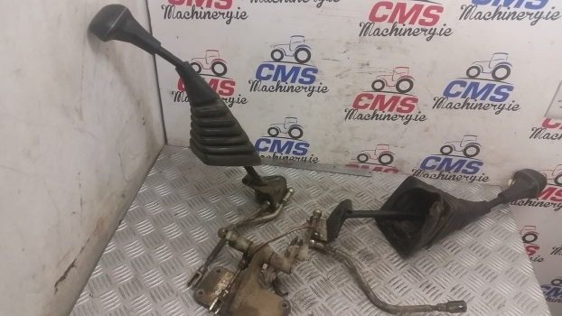 New Holland Backhoe Control Levers (85803802, 85803784) And Assy (85804899) - Cabina e interior para Retroexcavadora: foto 5 New Holland Backhoe Control Levers (85803802, 85803784) And Assy (85804899) - Cabina e interior para Retroexcavadora: foto 5