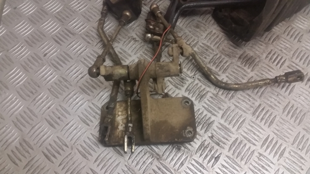 New Holland Backhoe Control Levers (85803802, 85803784) And Assy (85804899) - Cabina e interior para Retroexcavadora: foto 2 New Holland Backhoe Control Levers (85803802, 85803784) And Assy (85804899) - Cabina e interior para Retroexcavadora: foto 2