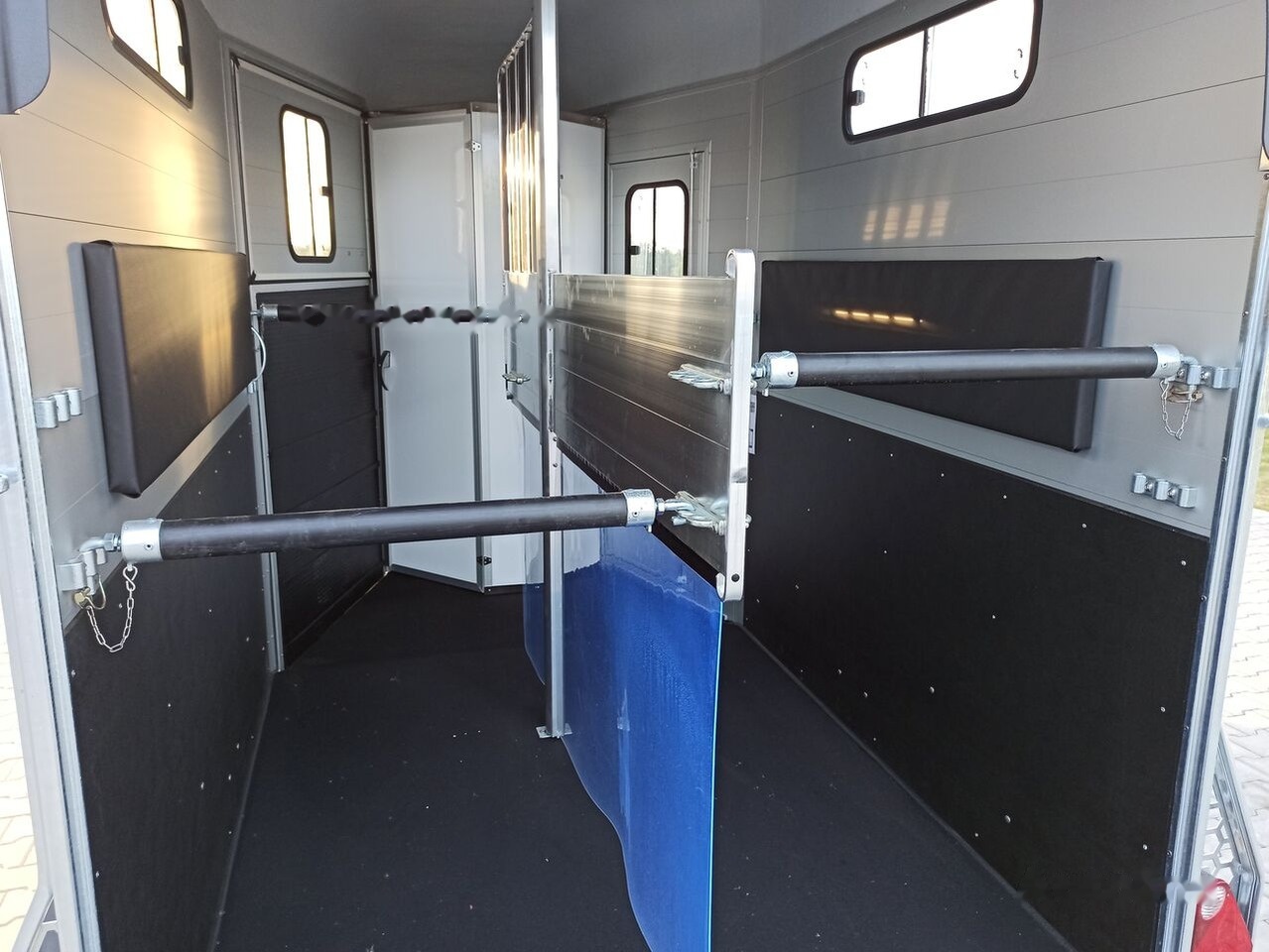 Leasing de Cheval Liberté Touring Country + front gate + saddle room trailer for 2 horses Cheval Liberté Touring Country + front gate + saddle room trailer for 2 horses: foto 27